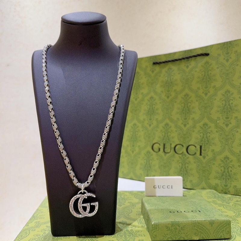G*u*i necklaces